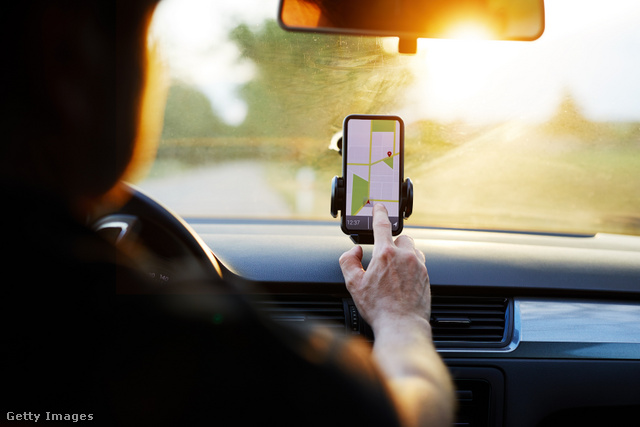 A szélvédőre rögzített mobil könnyen túlmelegedhet az autóban a GPS használata közben