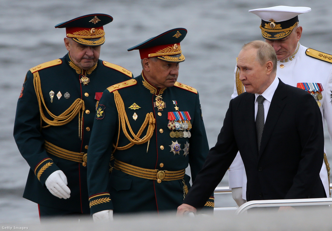 Vlagyimir Putyin orosz elnök és Szergej Sojgu védelmi miniszter a haditengerészet napján 2022. július 31-én