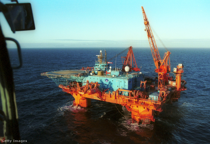 A Regalia norvég hajó az elsüllyedt Kurszk orosz tengeralattjáró felett 2000. október 22-én a Barents-tengeren