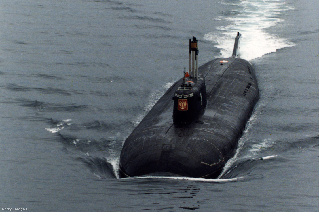 A Kurszk orosz atom-tengeralattjáró a Barents-tengeren