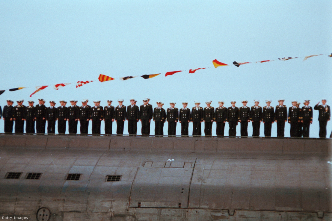 A Kurszk orosz atom-tengeralattjáró legénysége egy héttel elsüllyedése előtt, 2000 augusztusában