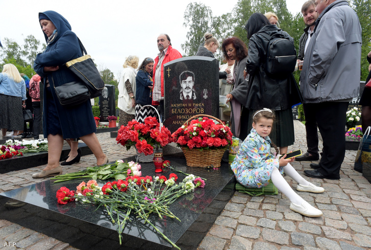 A Kurszk atom-tengeralattjáró áldozatainak hozzátartozói a katasztrófa huszadik évfordulóján a szentpétervári Szerafimovszkoje temetőben 2020. augusztus 12-én