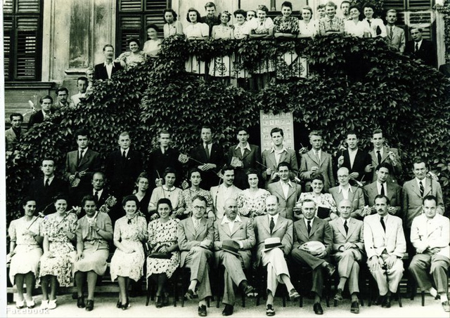 1941: Csoportkép a diplomaosztás után. Bálint György jobbról a második sorban a második hallgató