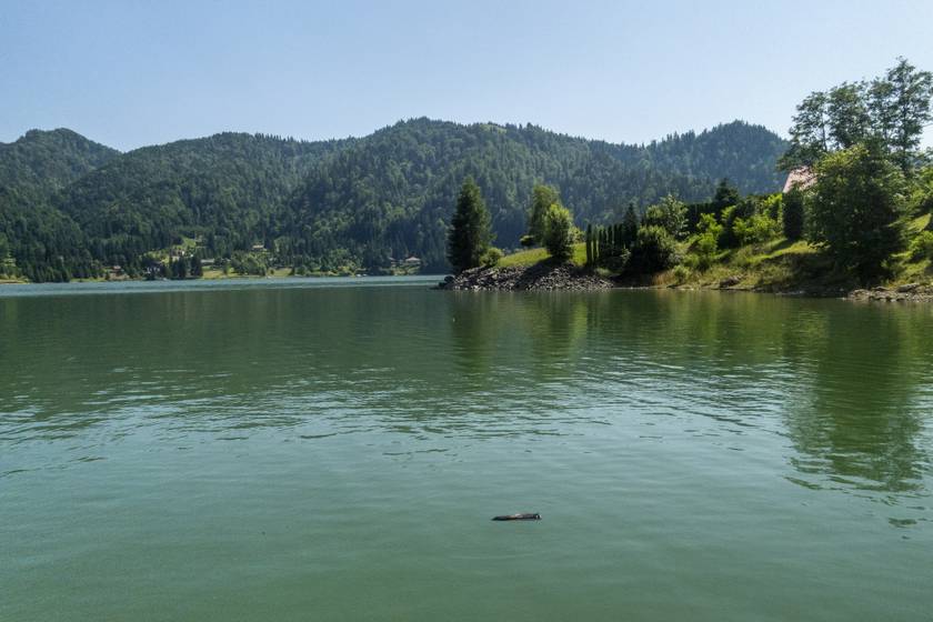 Kolibica apró, 900 méter magasan fekvő üdülőfalu, tiszta levegője miatt tüdőbetegeknek különösen ajánlják a felkeresését. Az azonos nevű tó a Beszterce-folyó felduzzasztásával keletkezett, nyáron fürdésre és csónakázásra is alkalmas. A vadregényes környezetben kellemes túrák tehetők.