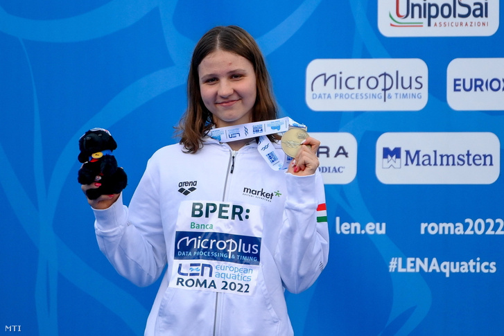 A bronzérmes Molnár Dóra a női 200 méteres hátúszás döntőjének eredményhirdetésén a római vizes Európa-bajnokságon a Stadio Del Nuotóban 2022. augusztus 12-én