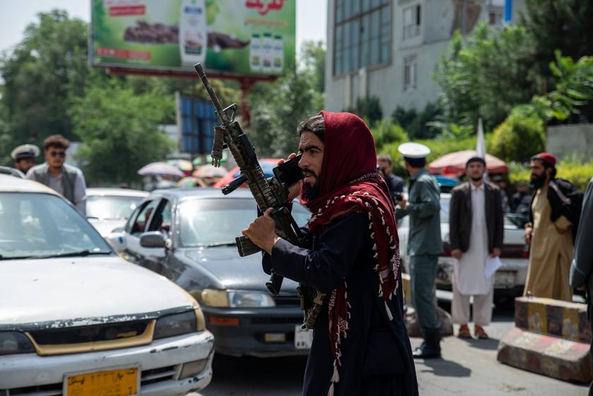 Tálib biztonsági erők feloszlatják a nők jogaiért szervezett tüntetést.