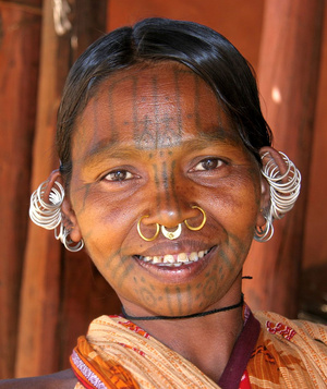 Az indiai khond törzs tagjai is szívesen díszítik a testüket