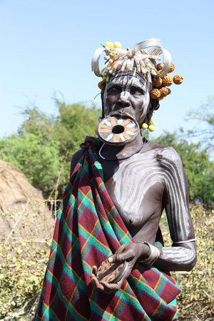 Etióp (mursi) nő ajaktányérral
