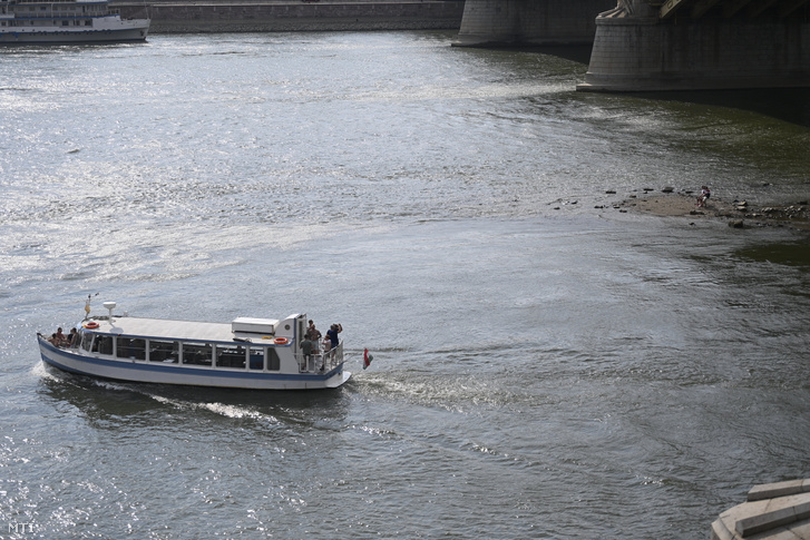 A csapadékhiány miatt alacsony a Duna vízállása, a Margit-sziget déli csücske kiemelkedik a folyó vizéből a Margit híd alatt Budapesten 2022. augusztus 6-án