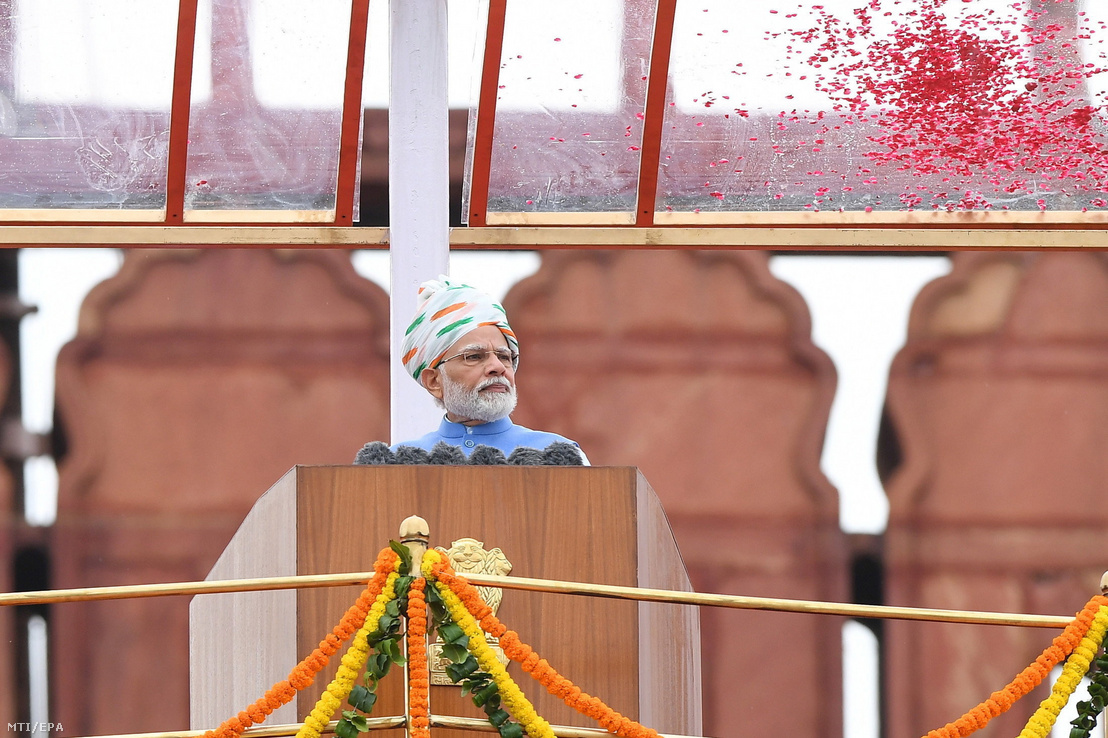 Az indiai sajtóhivatal (PIB) által közreadott képen Narendra Modi indiai miniszterelnök beszédet mond a brit gyarmati uralom alóli felszabadulás 75. évfordulóján tartott ünnepségen Új-Delhiben 2022. augusztus 15-én