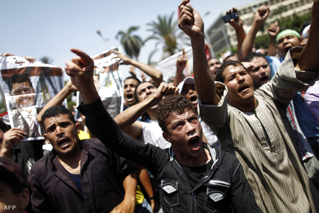Mohamed Murszi hívei demonstrálnak a Kairói Egyetem környékén, péntek délelőtt