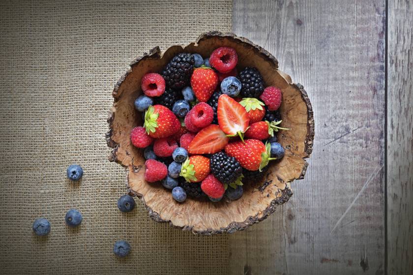 A bogyós gyümölcsök - például málna, áfonya, szeder - erős antioxidáns-tartalmuknak köszönhetően óvják az agysejteket, segítik a memóriaműködést. Ha esetleg magában nem szívesen eszi a kicsi, turmix formájában biztosan fogy majd.