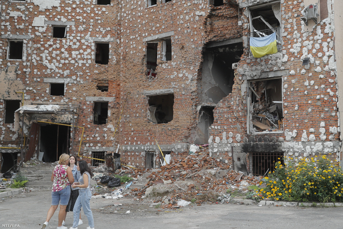 Orosz támadásokban megsérült lakóház az ukrán főváros, Kijev közelében fekvő Irpinyben 2022. augusztus 9-én