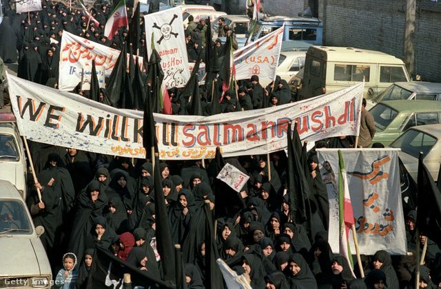 A fatva üzenete egyértelmű Salman Rushdie esetében: meg kell halnia, ezért tüntettek is annak idején Teheránban
