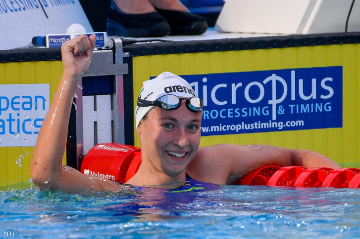 A második helyezett Mihályvári-Farkas Viktória a célban a női 1500 méteres gyorsúszás döntője után a római vizes Európa-bajnokságon a Stadio Del Nuotóban 2022. augusztus 15-én.