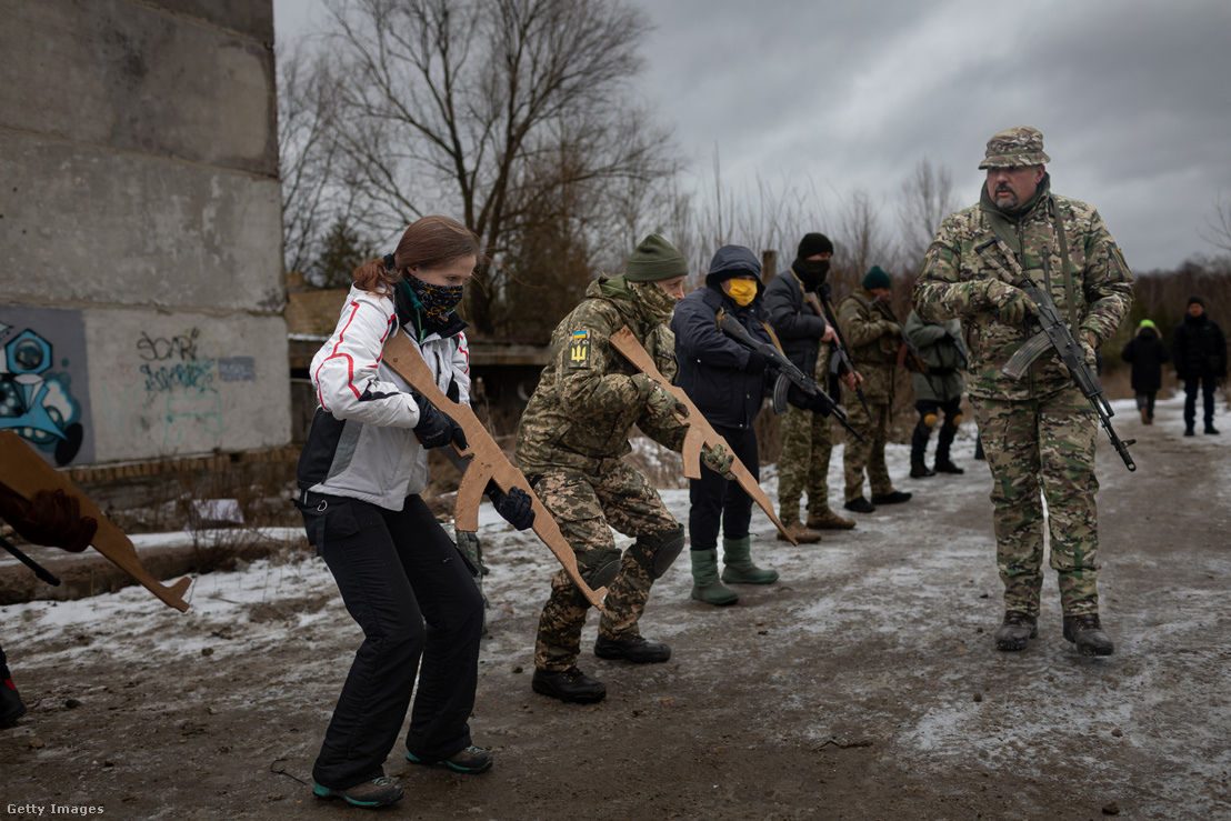 Az ukrán tartalékosok és civilek a területi védelmi erők kiképzésén vesznek részt Kijev mellett 2022. január 29-én