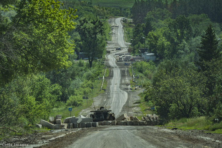 Kövekkel lezárt útszakasz Donbász régióban 2022. június 2-án