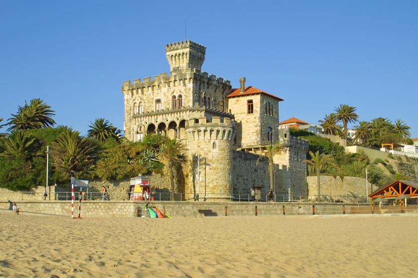 Estoril látképe a tengerparti kastéllyal.