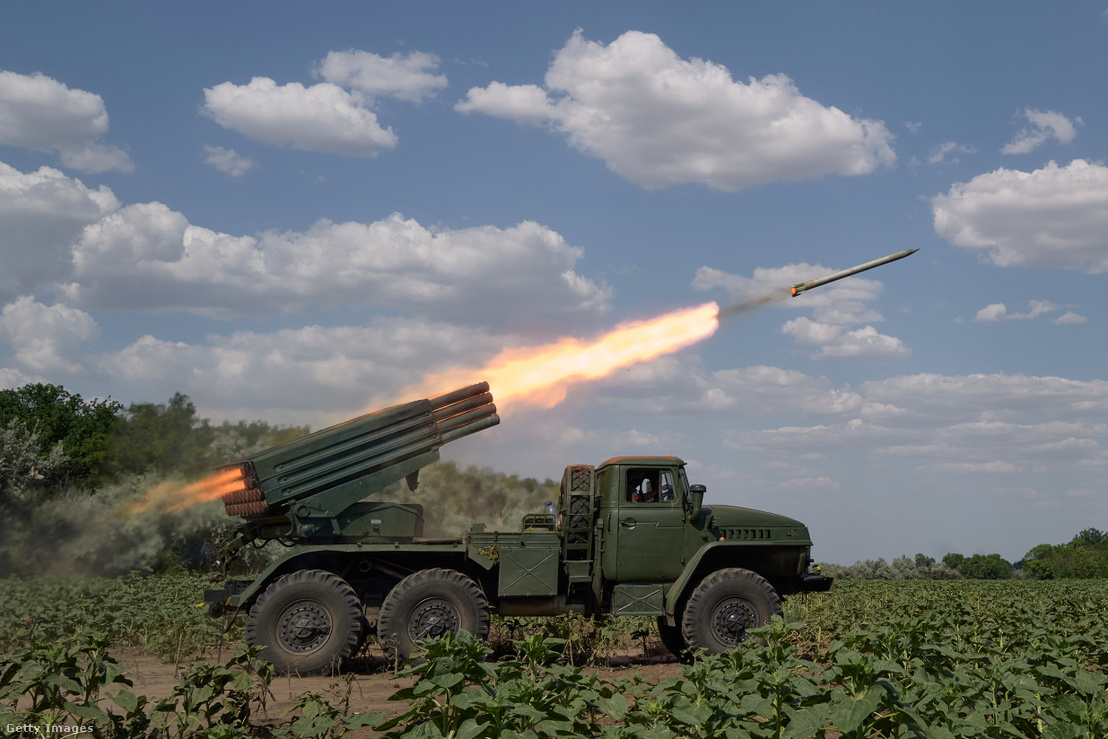 Ukrán katonák rakétákat lőnek ki orosz célpontokra 2022. július 7-én Mikolajivban