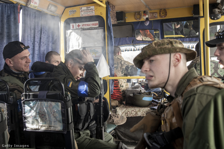 Ukrán katonák térnek vissza a kijevi frontvonalról 2022. március 23-án