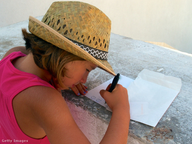 Nem szeretnéd, hogy a gyereked elfelejtse az iskolában megtanult íráskészségeit a nyáron? Küldjetek képeslapot a nagyinak!