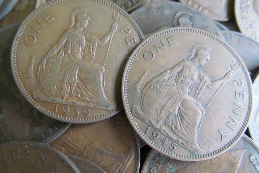 A kép illusztráció. Brit pennyk kollekciójából láthatunk néhány darabot a II. világháborúból.