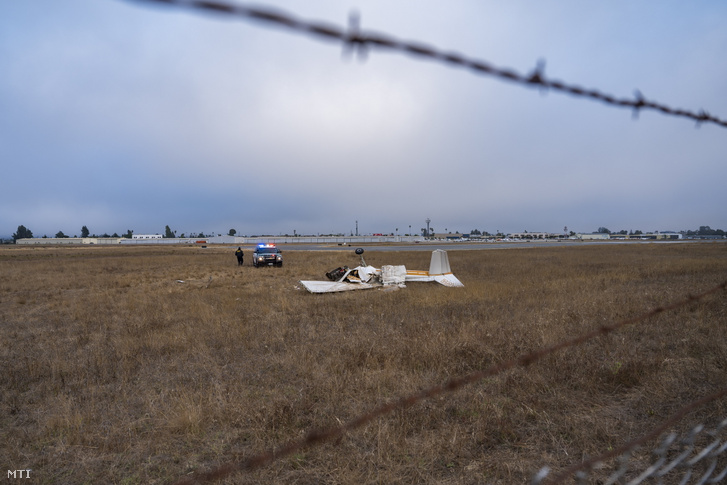 Az egyik lezuhant repülőgép roncsa a kaliforniai Watsonville repülőterén 2022. augusztus 18-án, miután két kisrepülő landolás közben összeütközött