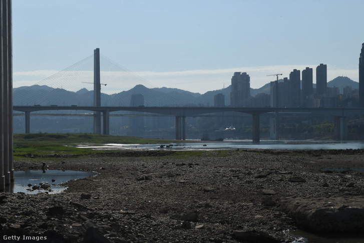 A Jangce folyó medre Csungkingban 2022. augusztus 17-én