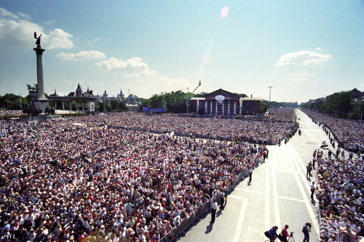 Hívők sokasága a Hősök terén, ahol II. János Pál pápa szentmisét celebrált államalapító Szent István napján, a Magyar Köztársaság állami ünnepén, 1991. augusztus 20-án