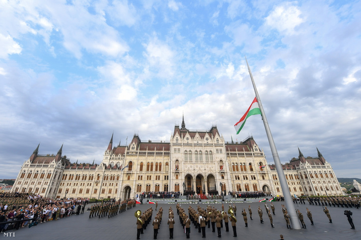 Katonai tiszteletadás mellett felvonják Magyarország nemzeti lobogóját az augusztus 20-ai állami ünnepen az Országház előtti Kossuth Lajos téren 2022. augusztus 20-án
