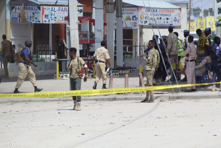 A szomáliai biztonsági erők tagjai a Hayat Szállodánál a fővárosban, Mogadishuban 2022. augusztus 20-án, miután fegyveresek két pokolgépet robbantottak az épületnél, majd elfoglalták azt