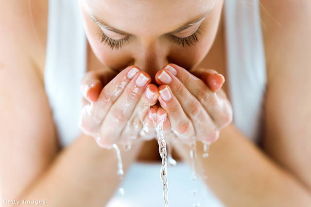 Pokol lehet az arcmosás is, ha a vízallergia kiütésekkel jár