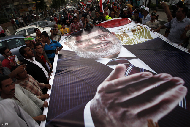 Murszi hívei demonstrálnak Kairóban a Gárda székháza előtt
