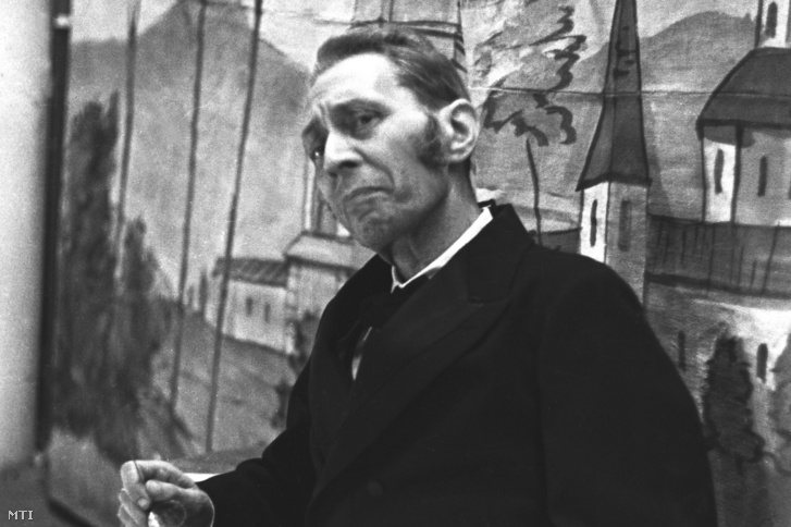 Törzs Jenő színész Csehov "A dohányzás ártalmasságáról" című színdarabjában a Nemzeti Színház Andrássy úti Kamaraszínházában 1945. május 5-én