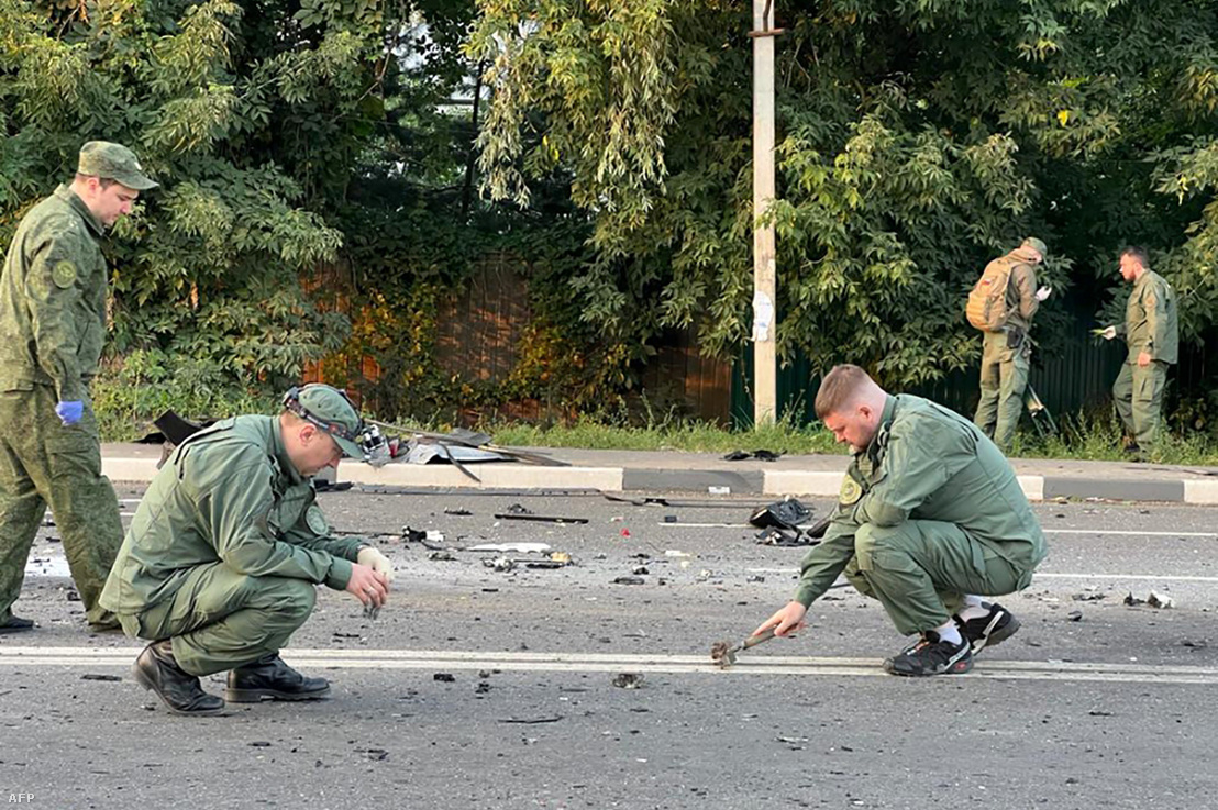 Nyomozók dolgoznak a Darija Dugina által vezetett autó felrobbanásának helyszínén 2022. augusztus 21-én