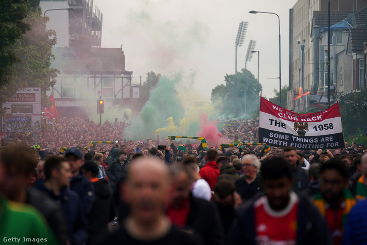 A tulajdonosok ellen demonstráló United-drukkerek az Old Trafford környékén másfél órával a Liverpool-meccs kezdete előtt