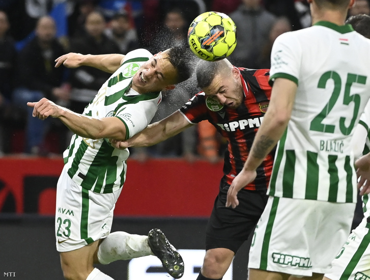 A ferencvárosi Pászka Lóránd (b) és a kispesti Zsótér Donát a labdarúgó OTP Bank Liga 28. fordulójában játszott Budapest Honvéd–Ferencvárosi TC-mérkőzésen a Bozsik Arénában 2022. április 16-án