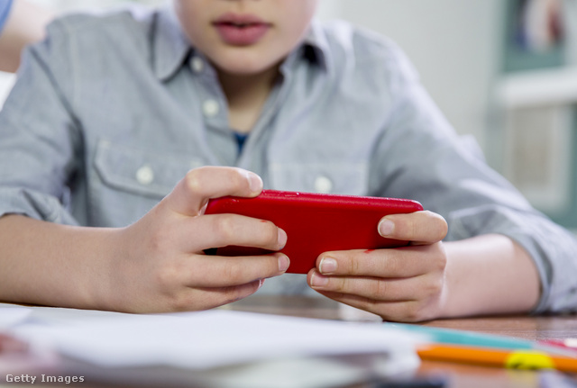 A mai gyerekek egyre inkább a technológiai világában élnek: a mobil is hozzátartozik ehhez, akár iskola előtt
