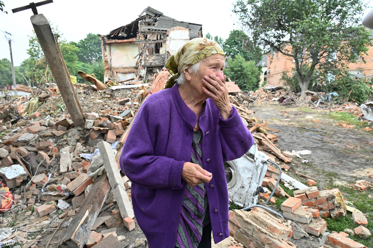 A 82 éves Raisa Kuval, háza romjai előtt a harkivi régióban július 16-án.