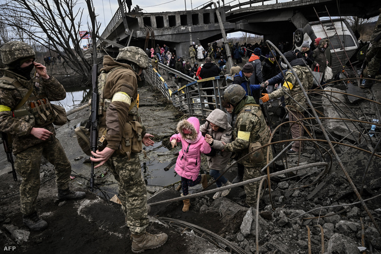 A túlélők az Irpinyt ért támadást követően a lebombázott hídon át menekültek.