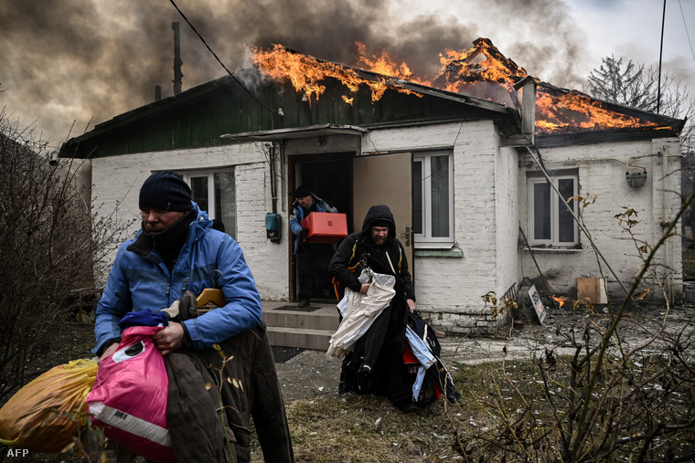 Az orosz támadás után házaikat, értékeiket hátrahagyva menekülnek a túlélők az irpinyi támadás után, 2022