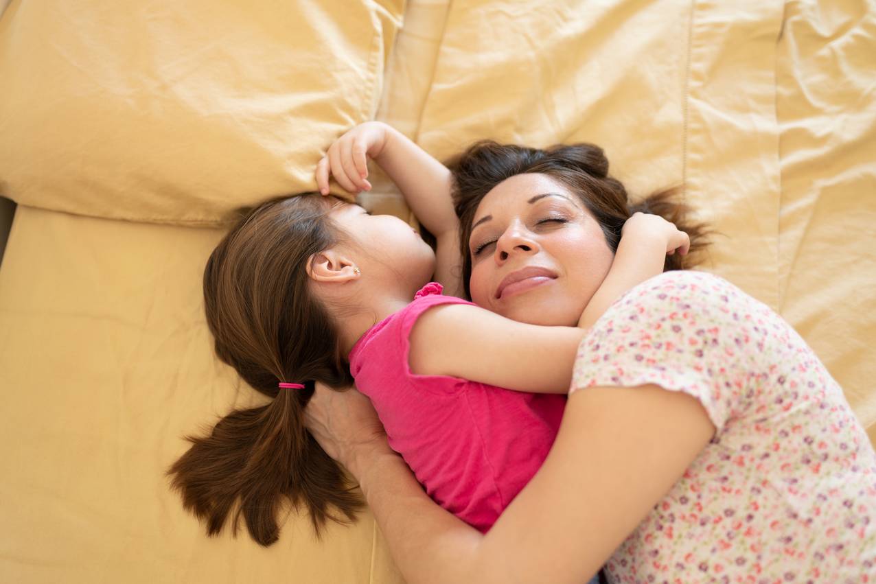 Спящую дочь на кровати. Дочь и мама обнимают друг друга. Мама и дочь кровать обнимашки. Мама и дочь сон.