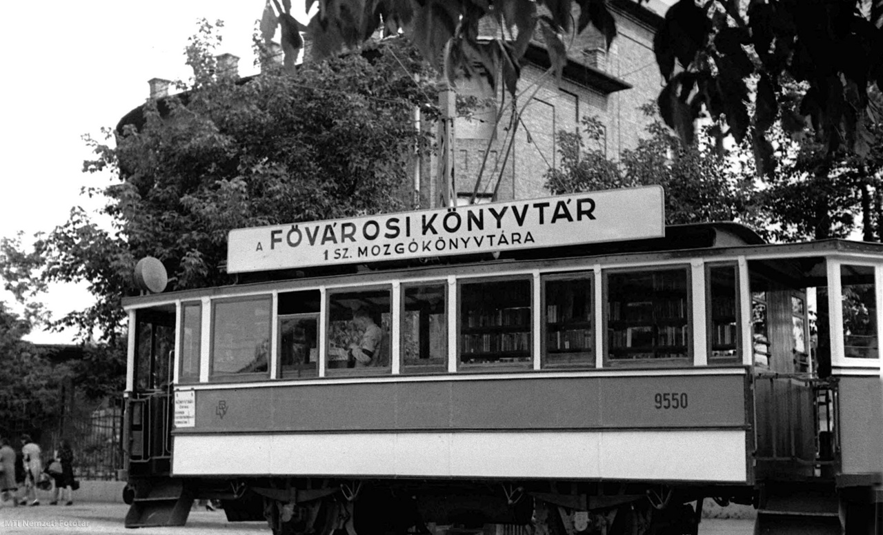 Budapest, 1947. augusztus 28. A Fővárosi Könyvtár 1. sz. mozgókönyvtára egy, a BLVV (Budapest-Lőrinci Villamos Vasút) hatablakos pótkocsijából kialakított villamoson