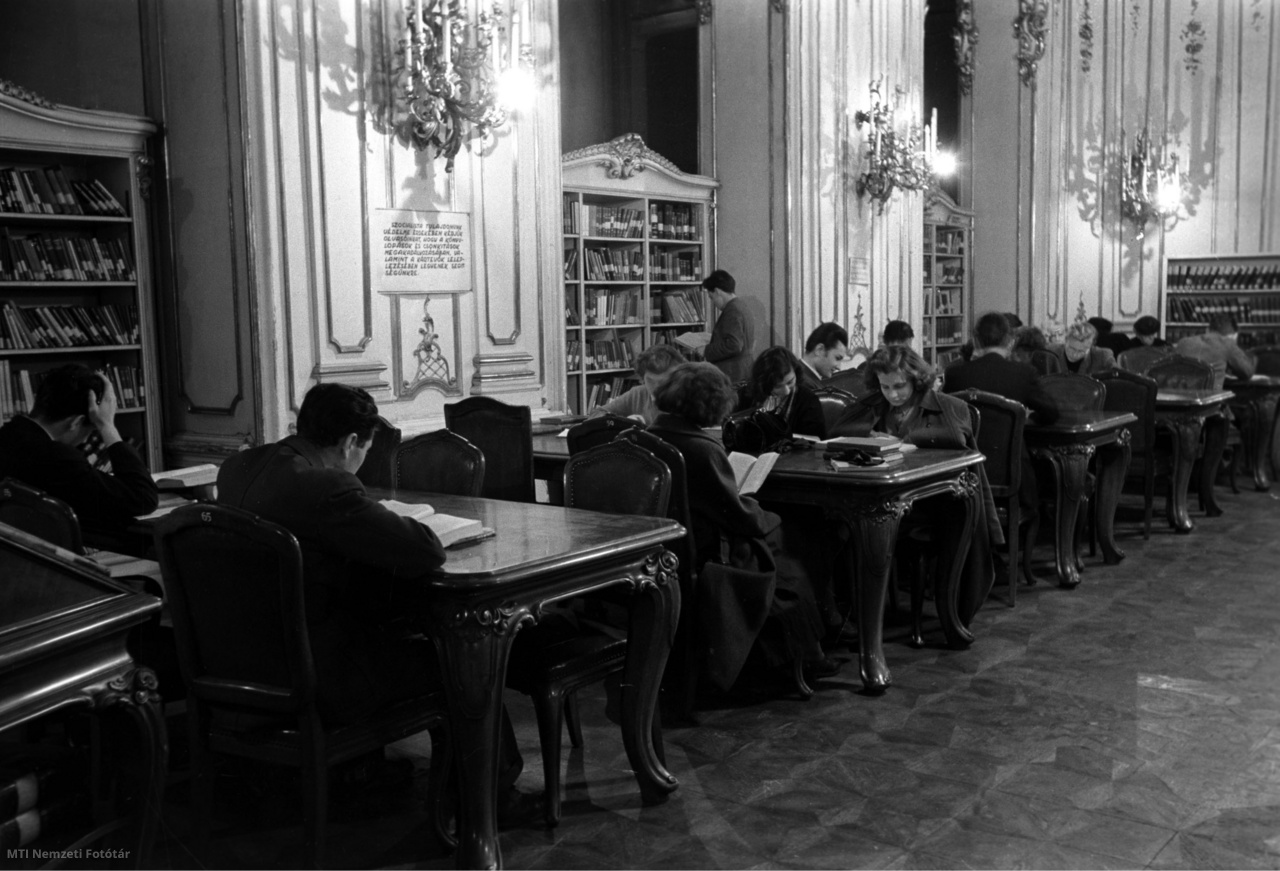 Budapest, 1951. november 22. Olvasók az egykori Wenckheim-palotában található Fővárosi Szabó Ervin Könyvtár kézikönyvtárában
