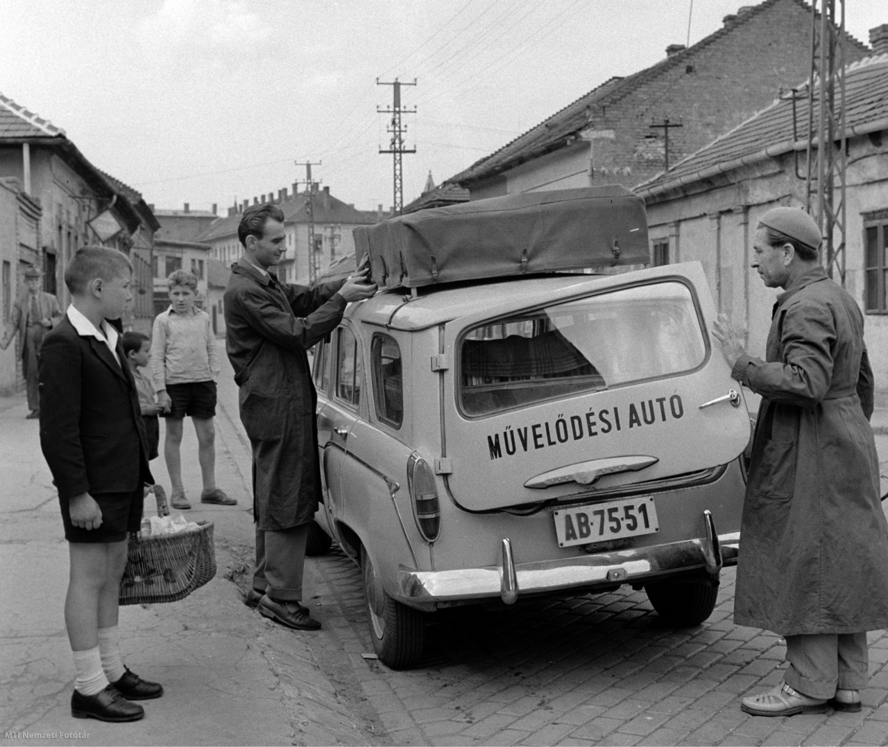 Miskolc, 1960. július 9. Útra készítik a Miskolci II. Rákóczi Ferenc Megyei Könyvtár művelődési autóját – egy Moszkvics furgont –, mely 16 községet látogat rendszeresen a megyében