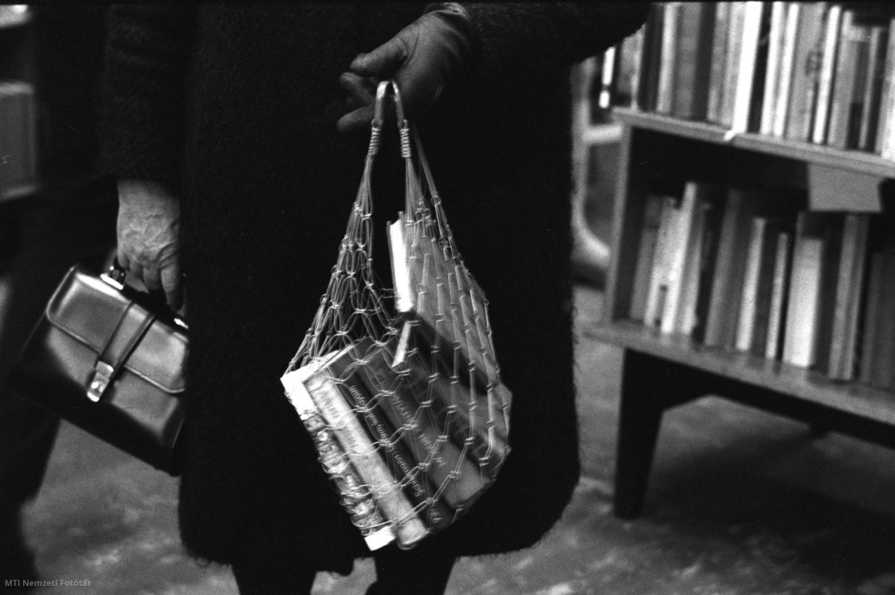 Budapest, 1974. január 18. Kölcsönzött könyveket visz egy idős olvasó bevásárlószatyorban az I. kerületi Krisztina körút 87–89. szám alatti könyvtárban