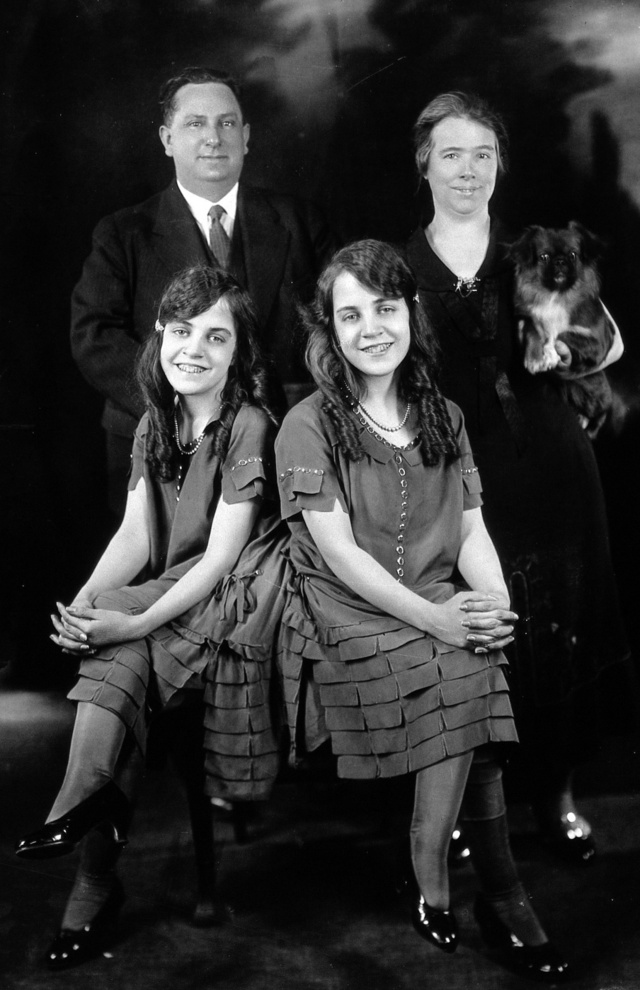 Az ikrek és a Myers házaspár 1927-ben