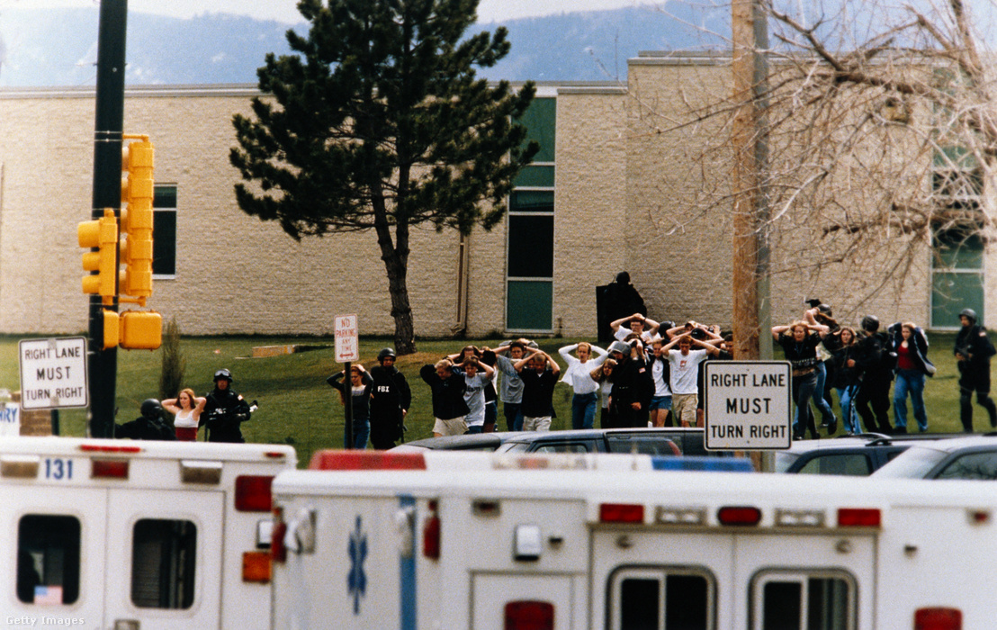 Diákok távoznak a lövöldözés után a Columbine középiskolából 1999. április 20-án