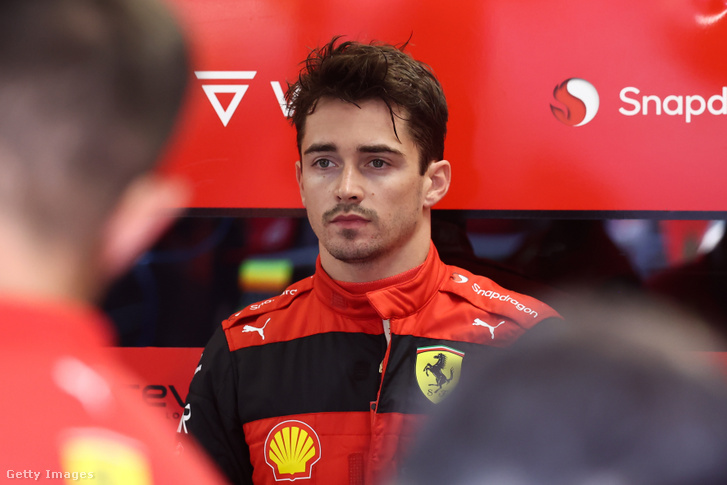 Charles Leclerc a Formula–1-es Magyar Nagydíj második edzése előtt a Hungaroringen 2022. július 29-én