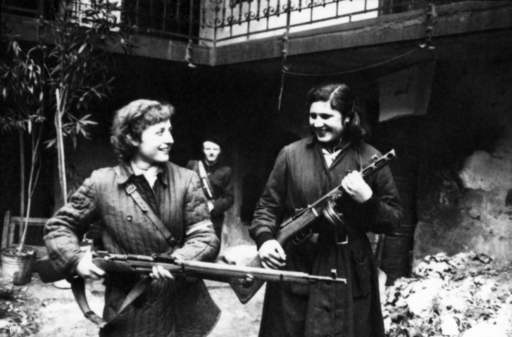 Havrilla Béláné (b) született Sticker Katalin és Wittner Mária szabadságharcos nők a VIII. kerületi Vajdahunyad utca 41-es számú házban működő felkelő csoport tagjai, kezükben fegyverrel a magyarországi '56-os forradalom és szabadságharc idején